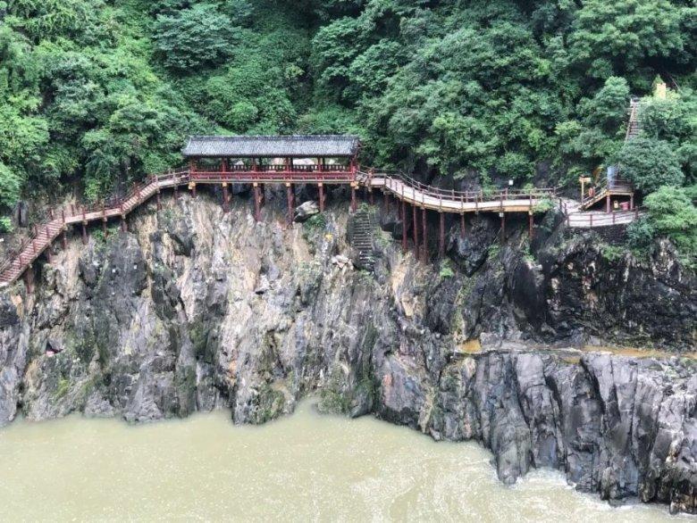 探索冷知识,尽在西游记:悟空拿着假扇子一扇,火焰山的火冲天而起,差点把猴烧了!